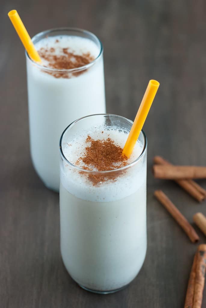 Cinnamon Roll Smoothie - Healthy, delicious, and tastes just like the cinnamon roll! #vegan